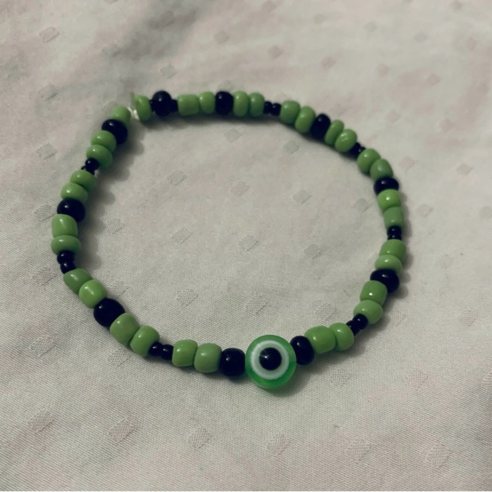 5/$20 ENTIRE SHOP CLEARANCE Success green evil eye bracelet - unisex 💚